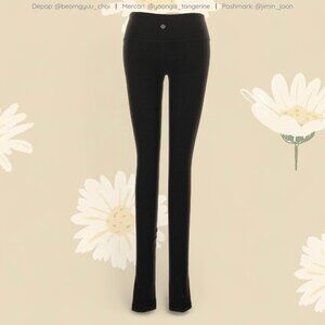 Black low waisted lululemon leggings!